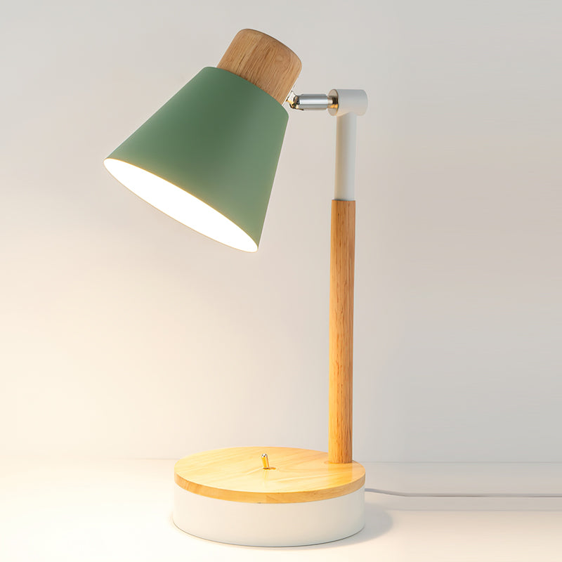Bureaulamp met wit metalen kap en houten basis