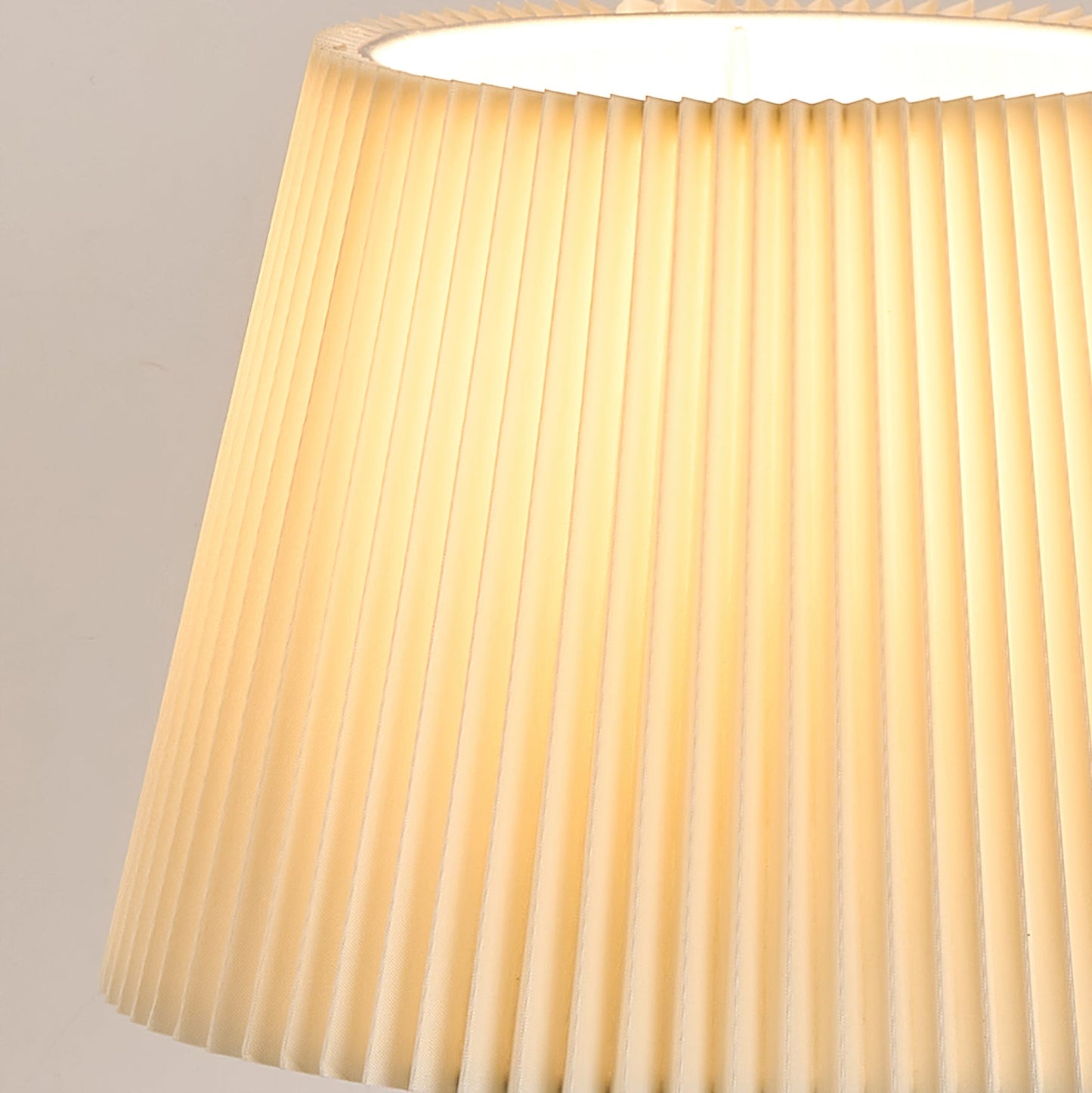 Bureaulamp met Walnoothouten Voet en Stoffen Lampenkap
