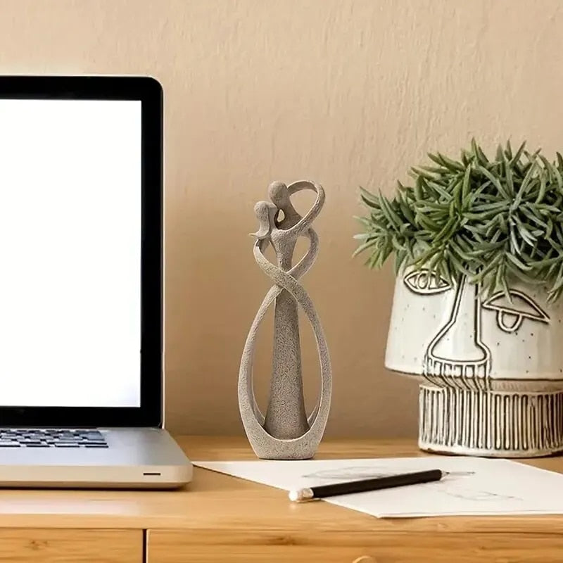 Sculptuur van Twee Figuren in Omhelzing – Hars Beeld voor Interieurdecoratie