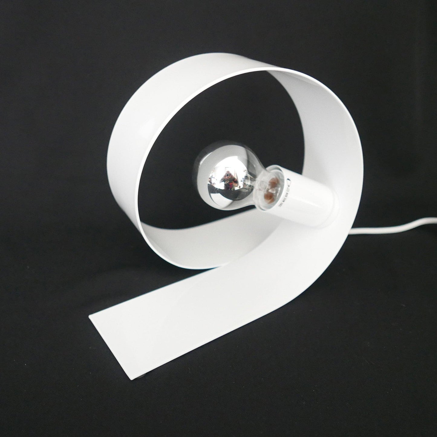 Witte metalen tafellamp met minimalistisch design en drukknopschakelaar