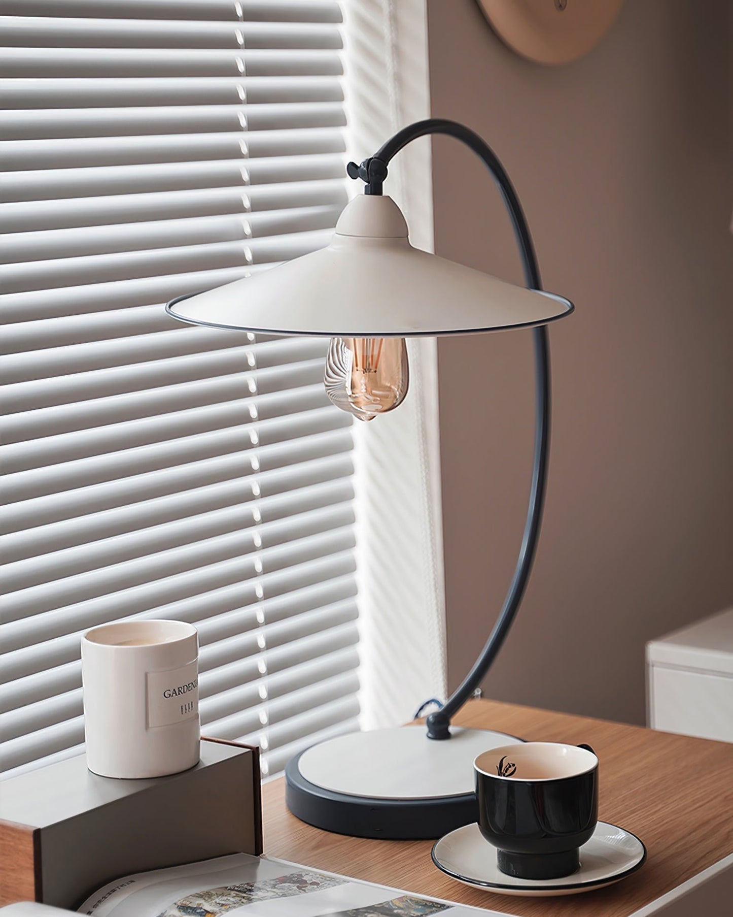 Bureaulamp van Metaal met Emaille Afwerking en E27 Fitting – Blauw of Wit