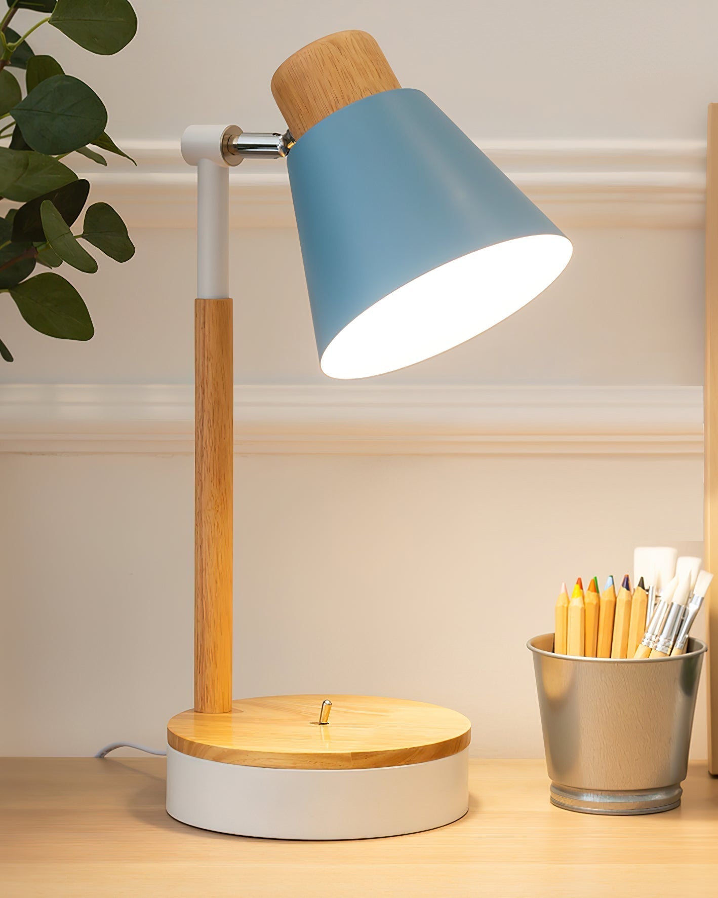 Bureaulamp met wit metalen kap en houten basis