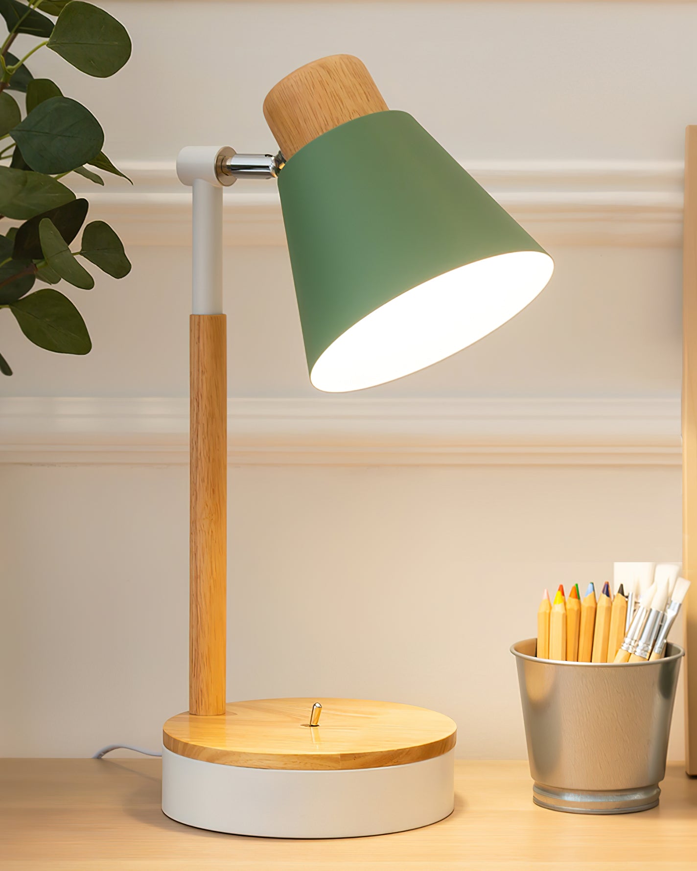 Bureaulamp met wit metalen kap en houten basis