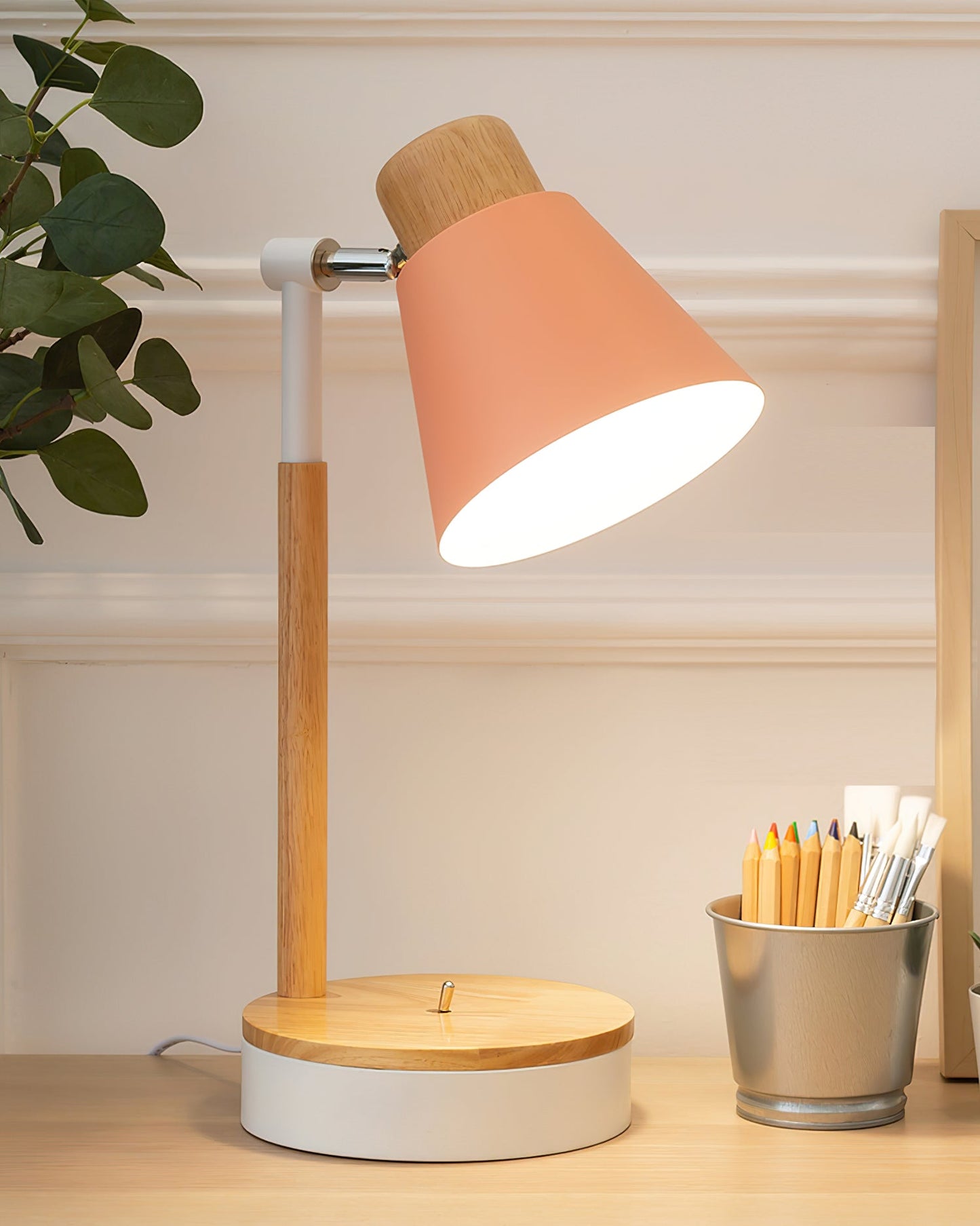 Bureaulamp met wit metalen kap en houten basis
