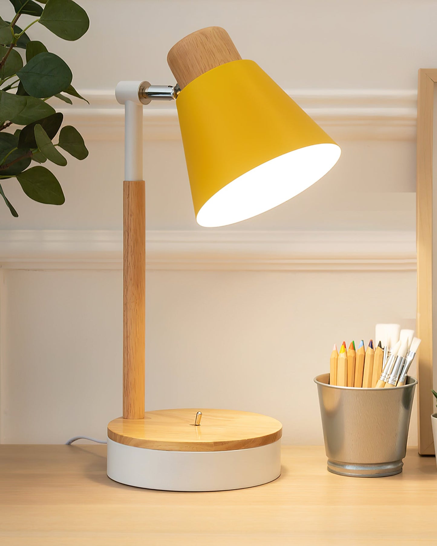 Bureaulamp met wit metalen kap en houten basis