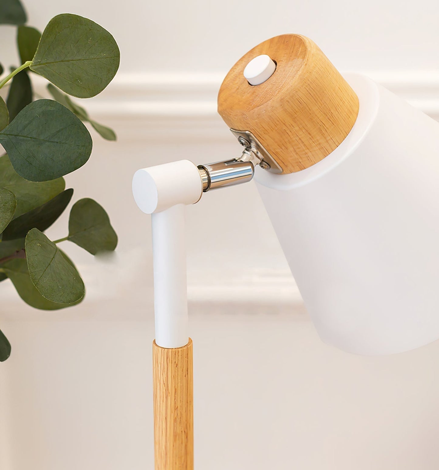 Bureaulamp met wit metalen kap en houten basis