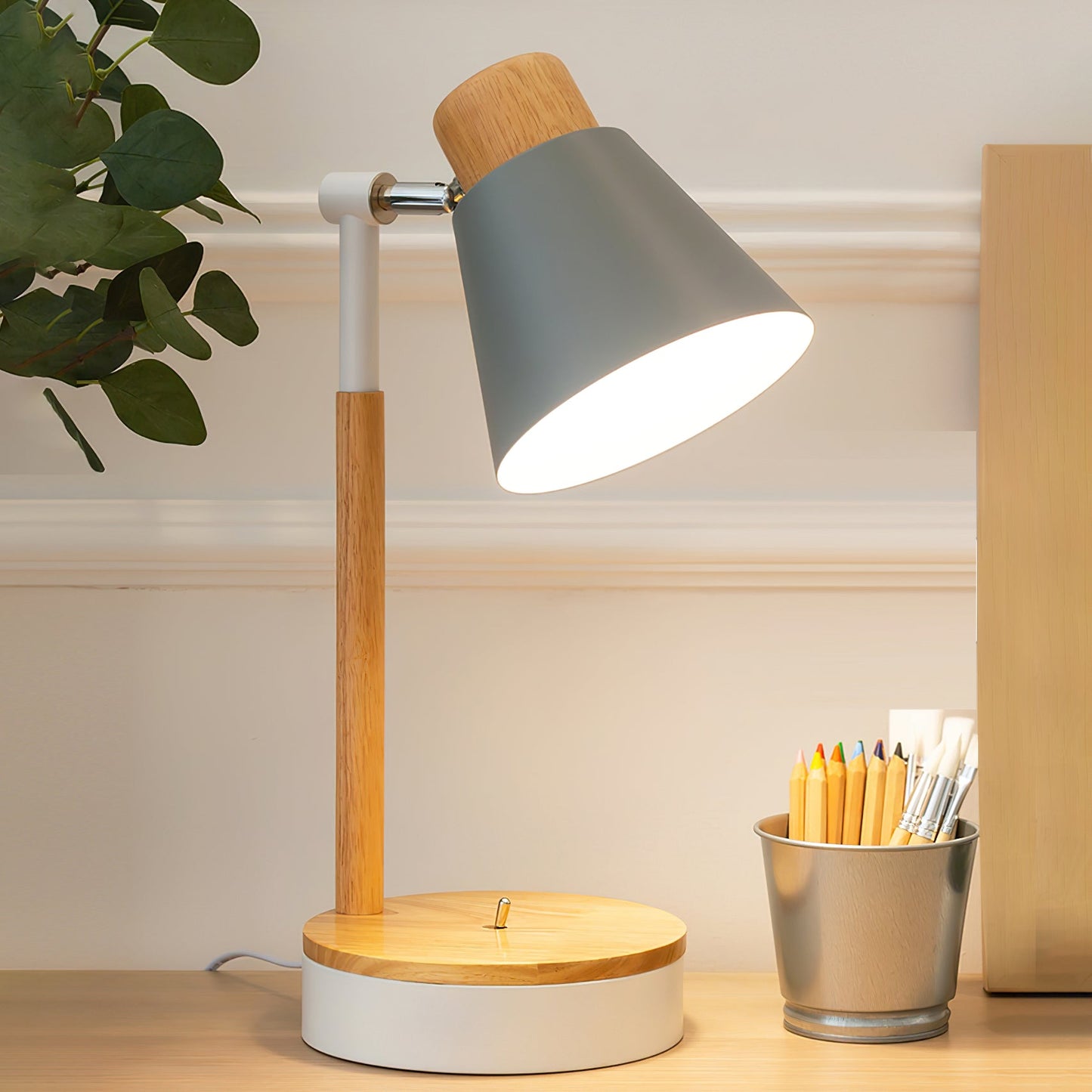 Bureaulamp met wit metalen kap en houten basis