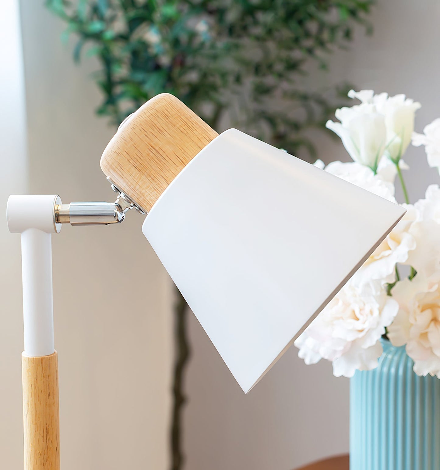Bureaulamp met wit metalen kap en houten basis