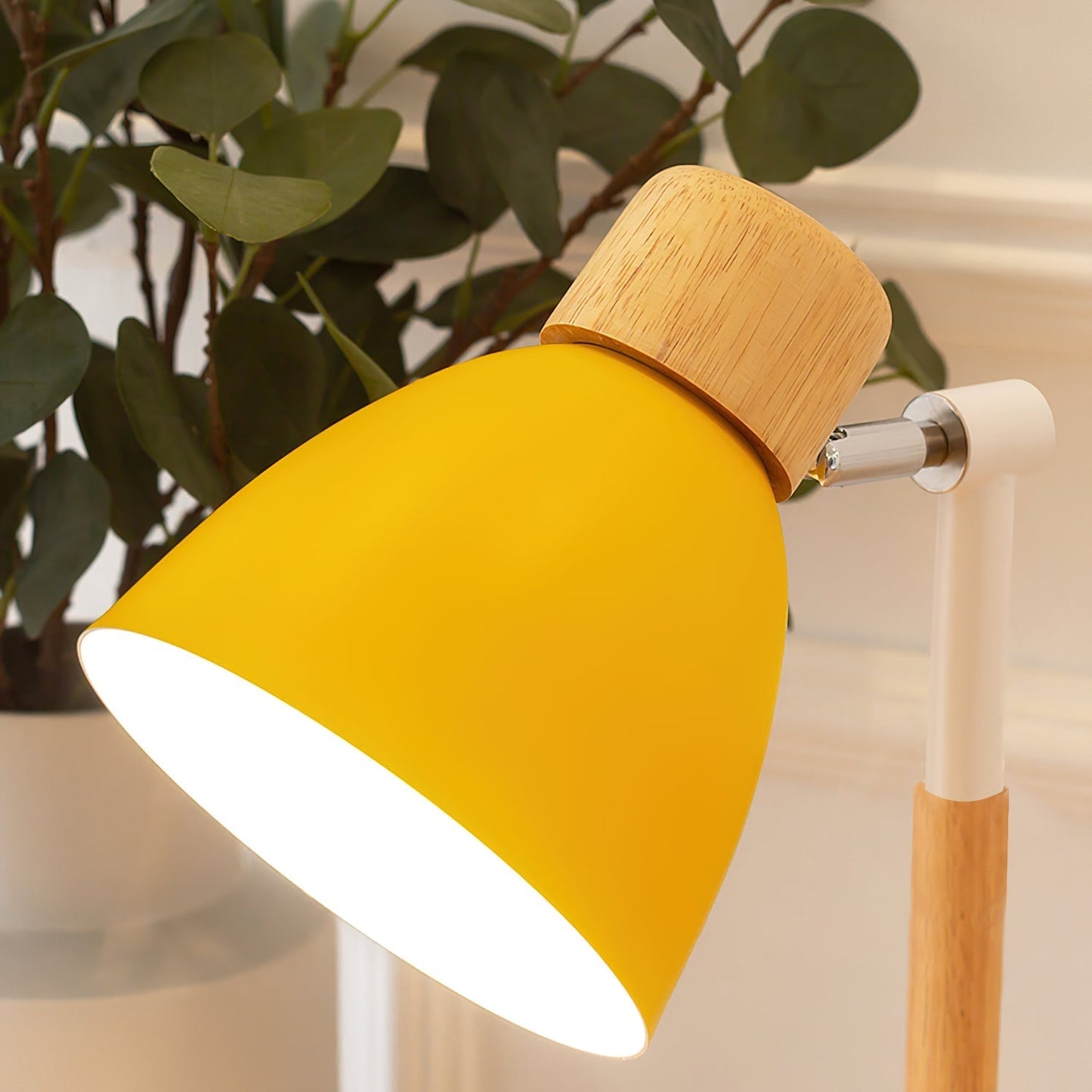 Bureaulamp met wit metalen kap en houten basis