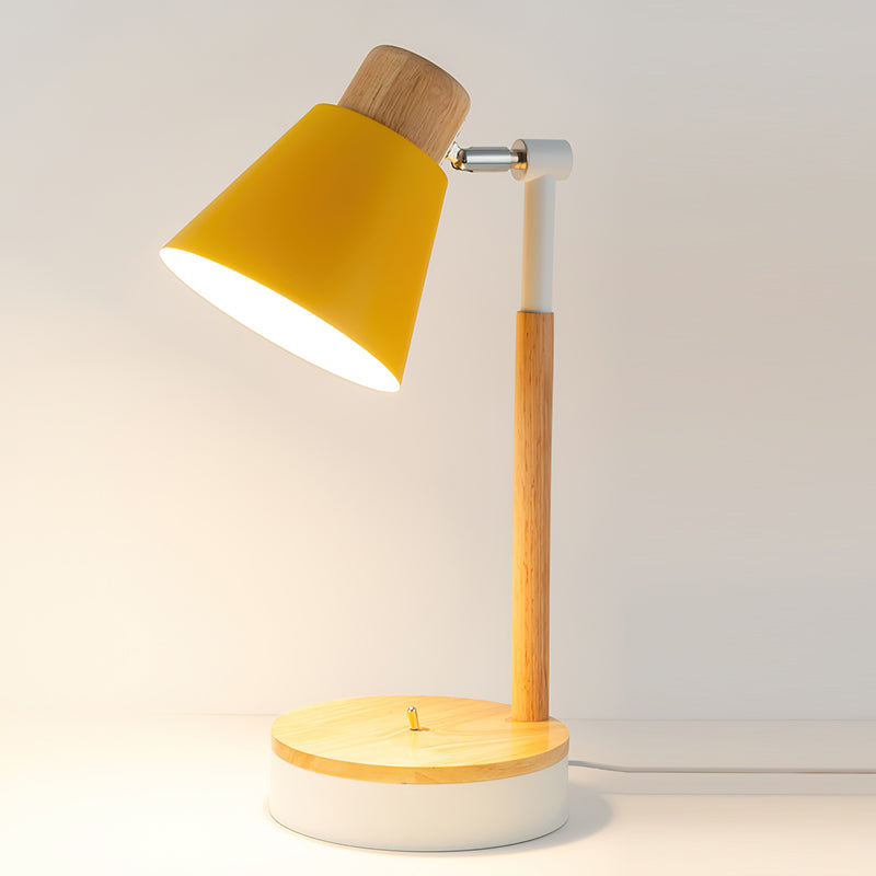 Bureaulamp met wit metalen kap en houten basis