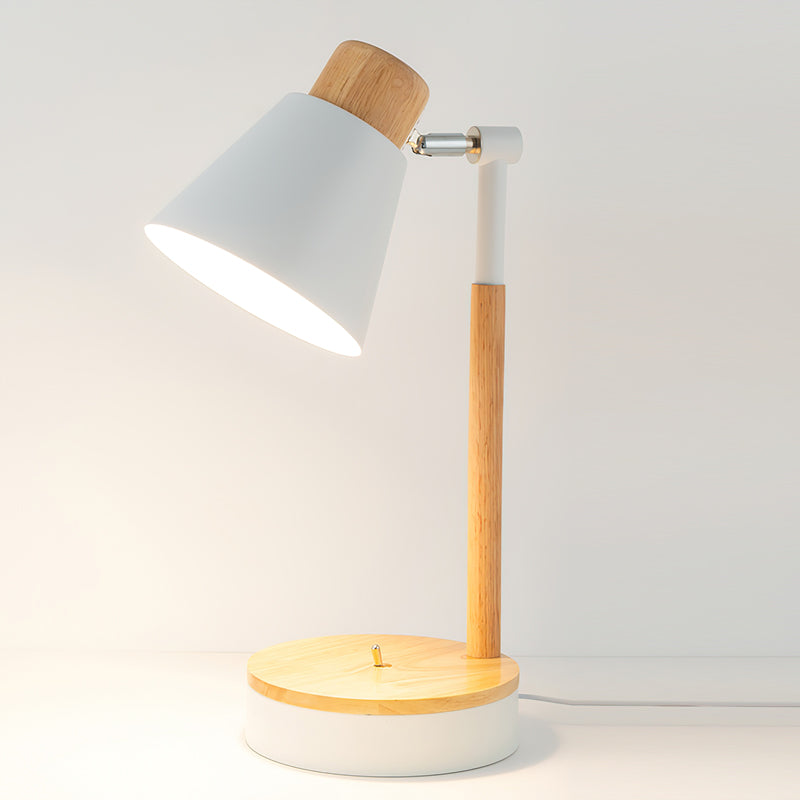 Bureaulamp met wit metalen kap en houten basis