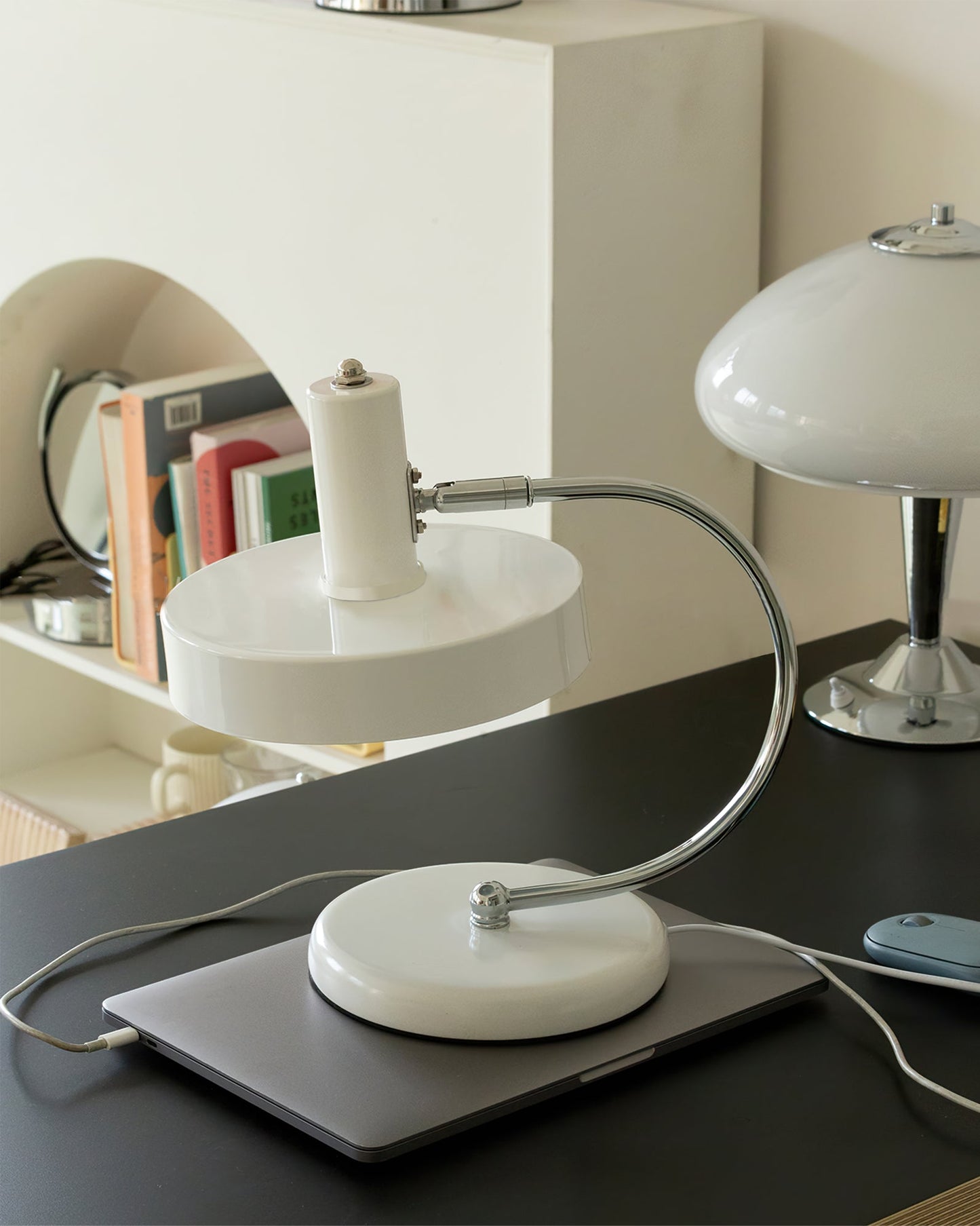 Tafellamp met Metaal en Aluminium Behuizing en LED Compatibiliteit voor Binnengebruik