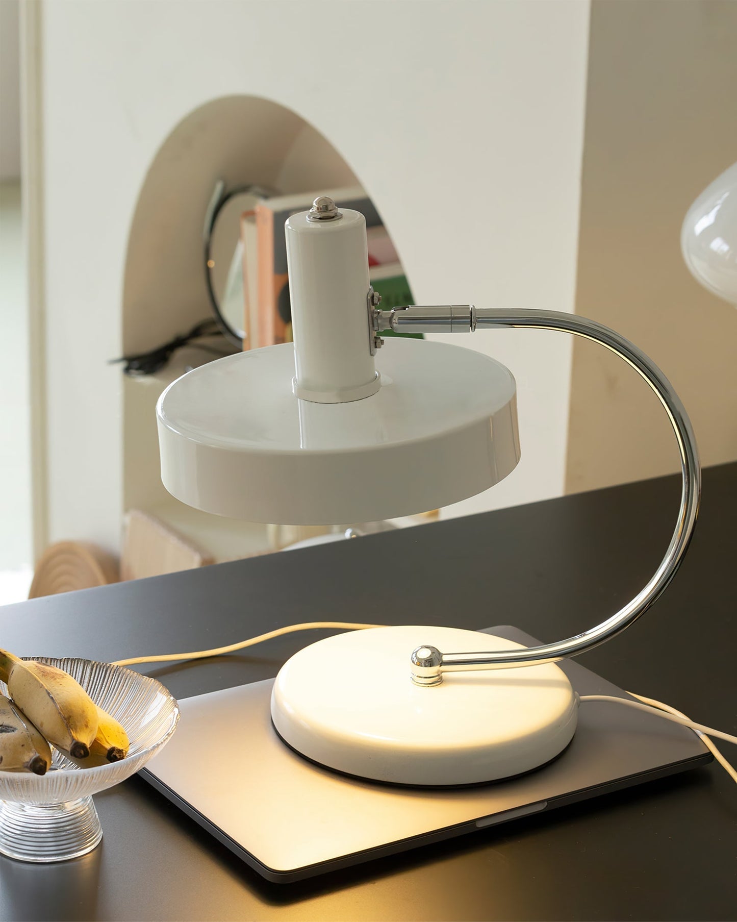 Tafellamp met Metaal en Aluminium Behuizing en LED Compatibiliteit voor Binnengebruik