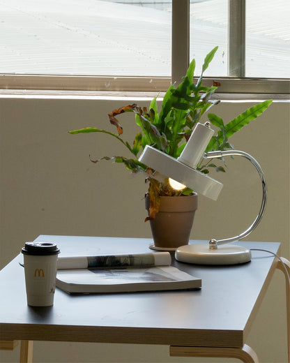 Tafellamp met Metaal en Aluminium Behuizing en LED Compatibiliteit voor Binnengebruik