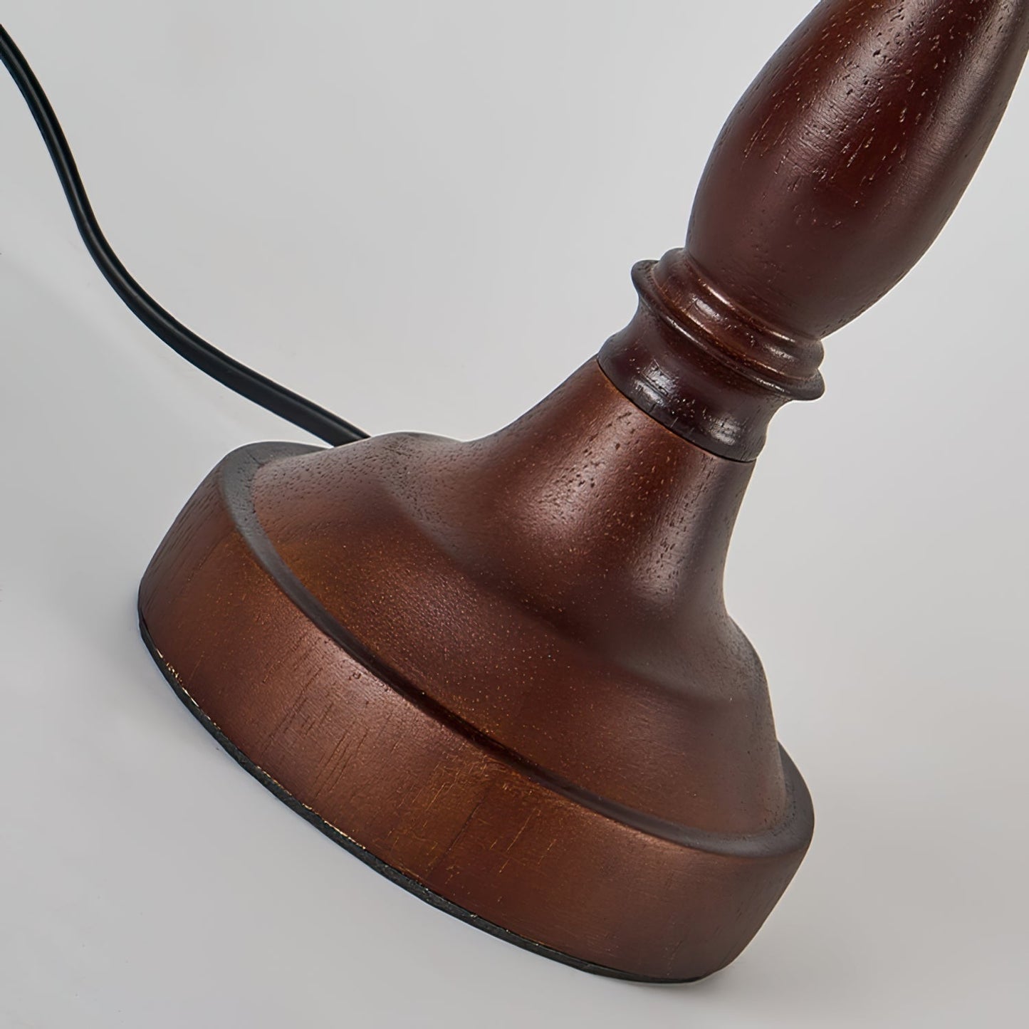 Bureaulamp met Walnoothouten Voet en Stoffen Lampenkap
