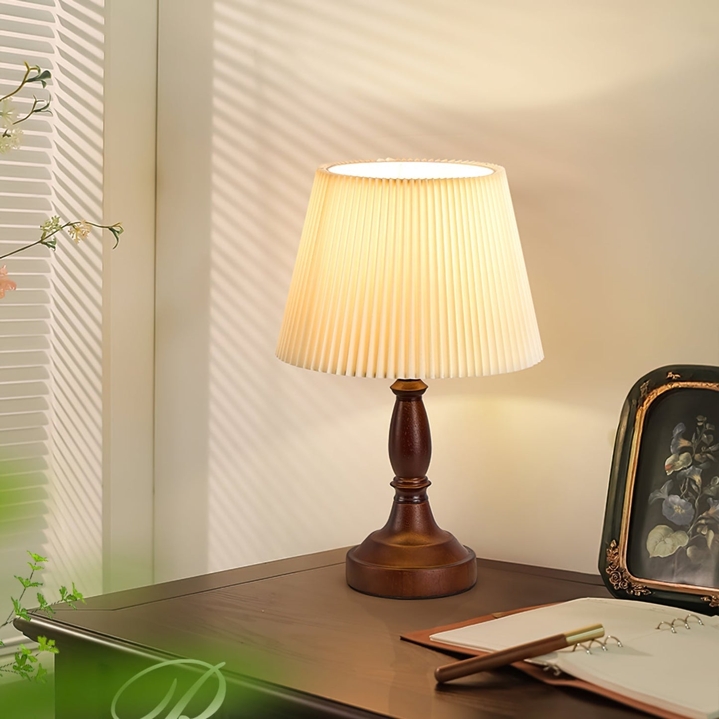 Bureaulamp met Walnoothouten Voet en Stoffen Lampenkap