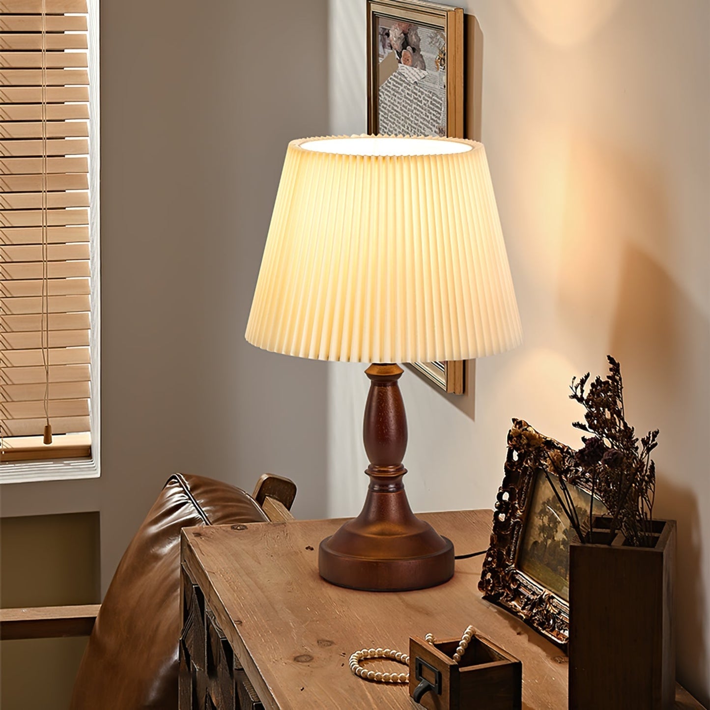 Bureaulamp met Walnoothouten Voet en Stoffen Lampenkap