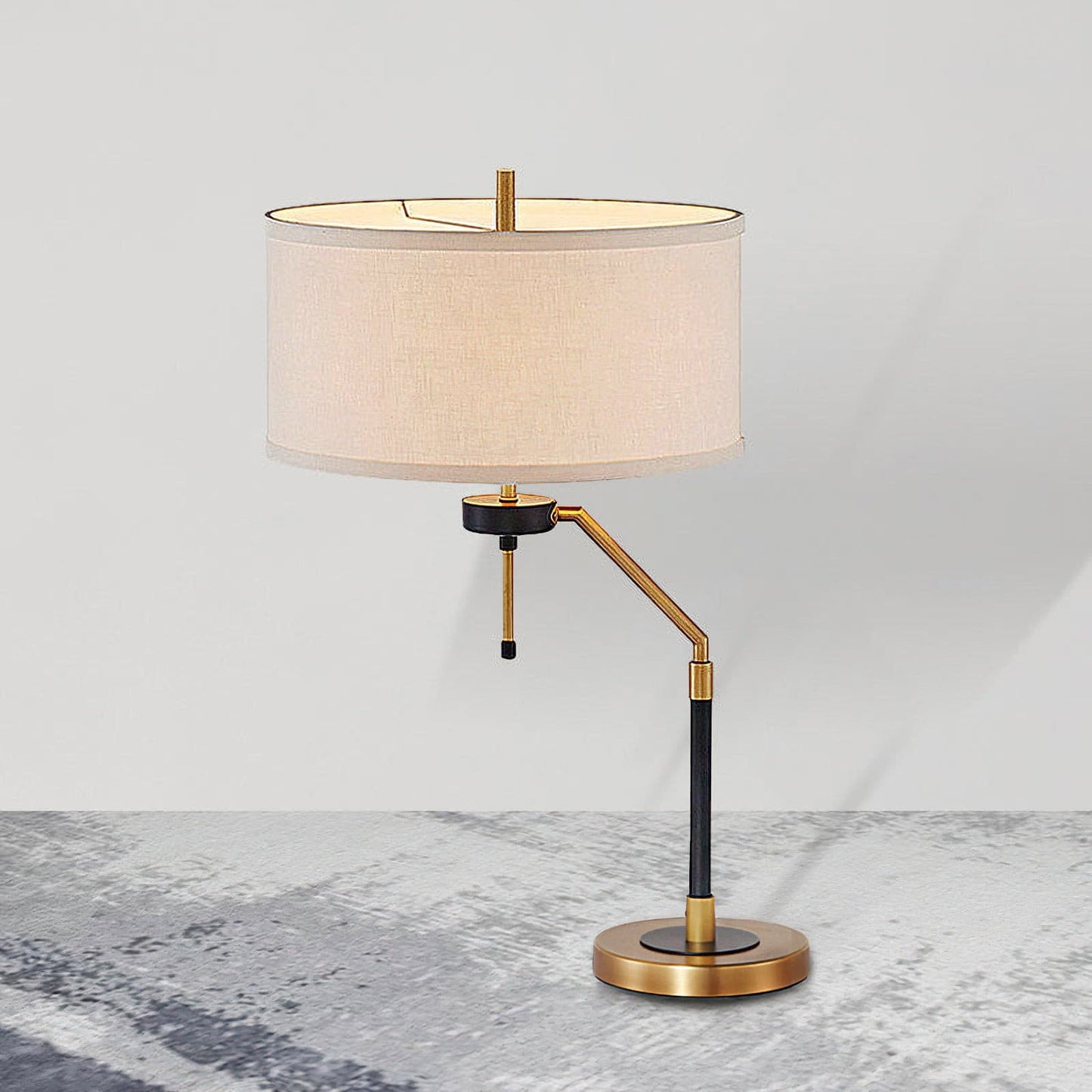 Tafellamp met Metalen Voet en Stoffen Lampenkap in Beige