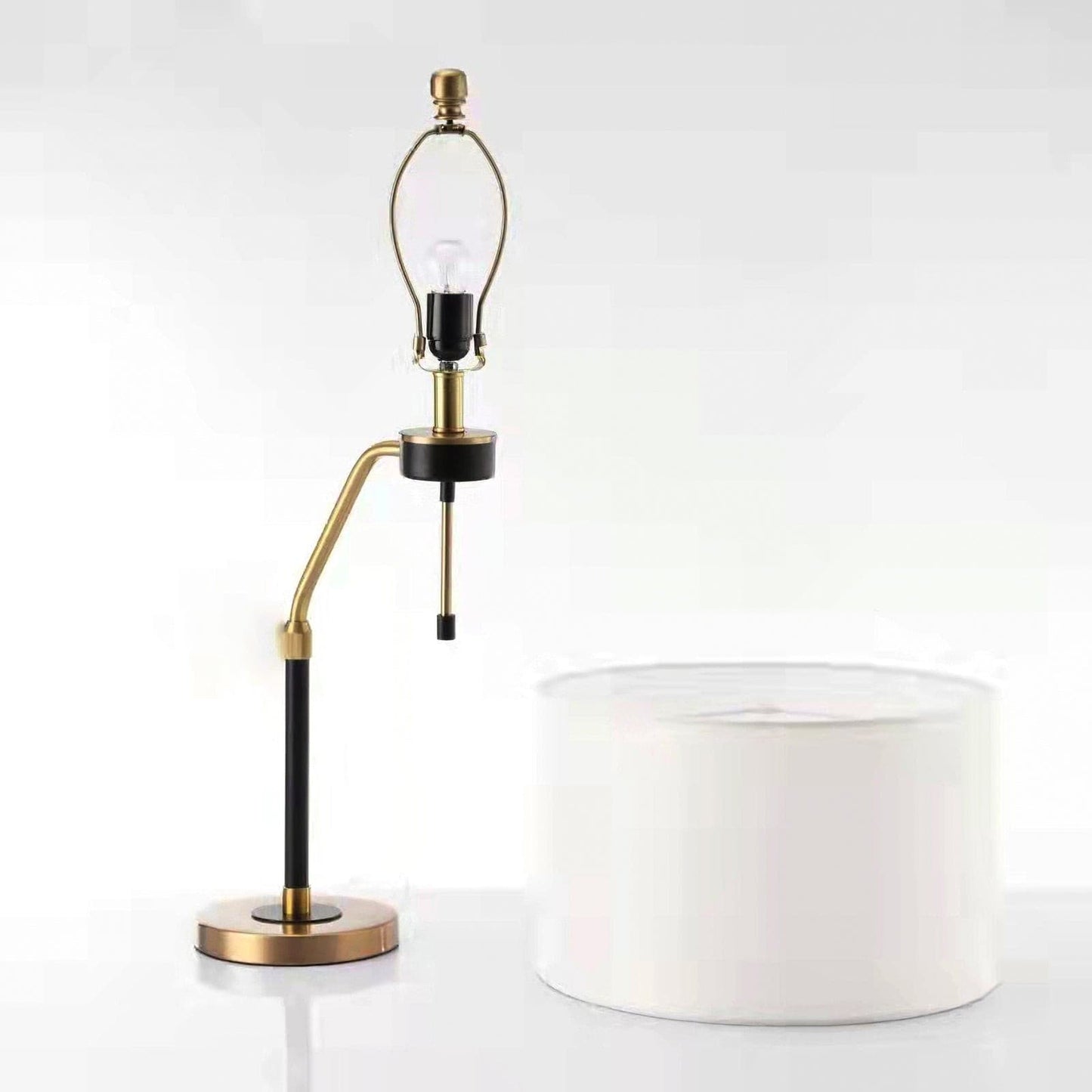 Tafellamp met Metalen Voet en Stoffen Lampenkap in Beige