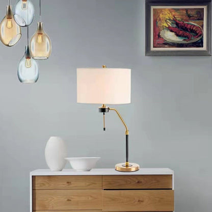 Tafellamp met Metalen Voet en Stoffen Lampenkap in Beige