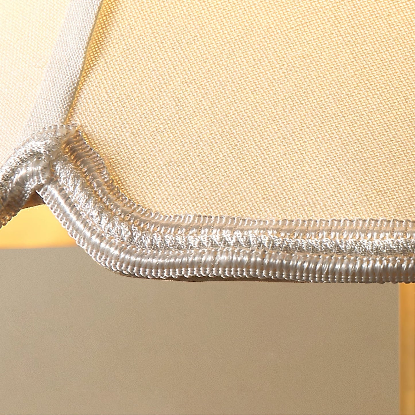 Keramische Tafellamp met Messing Details en Stoffen Kap voor Woonkamer en Slaapkamer
