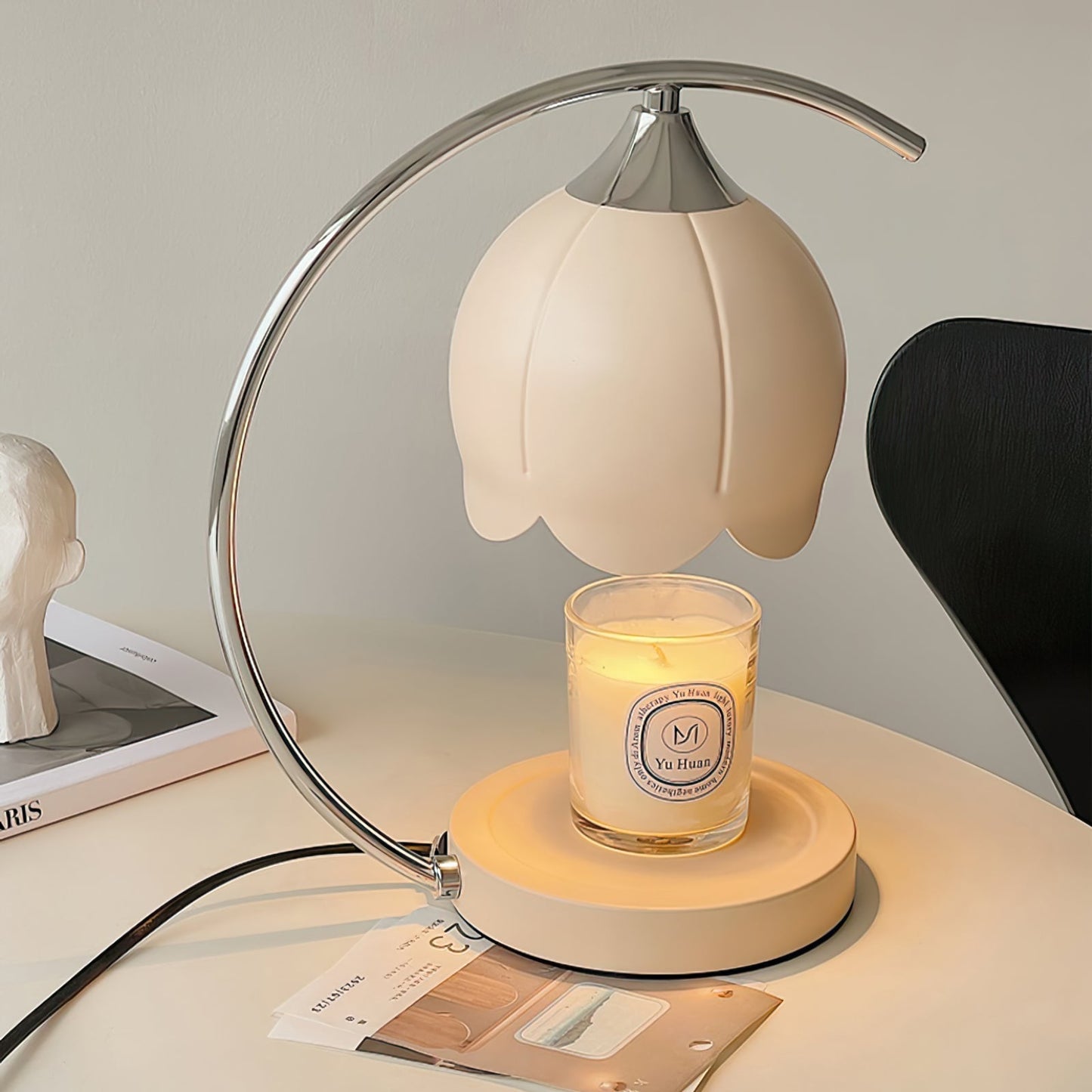 Tafellamp met bloemvormige kap en geïntegreerde wax-melt functie