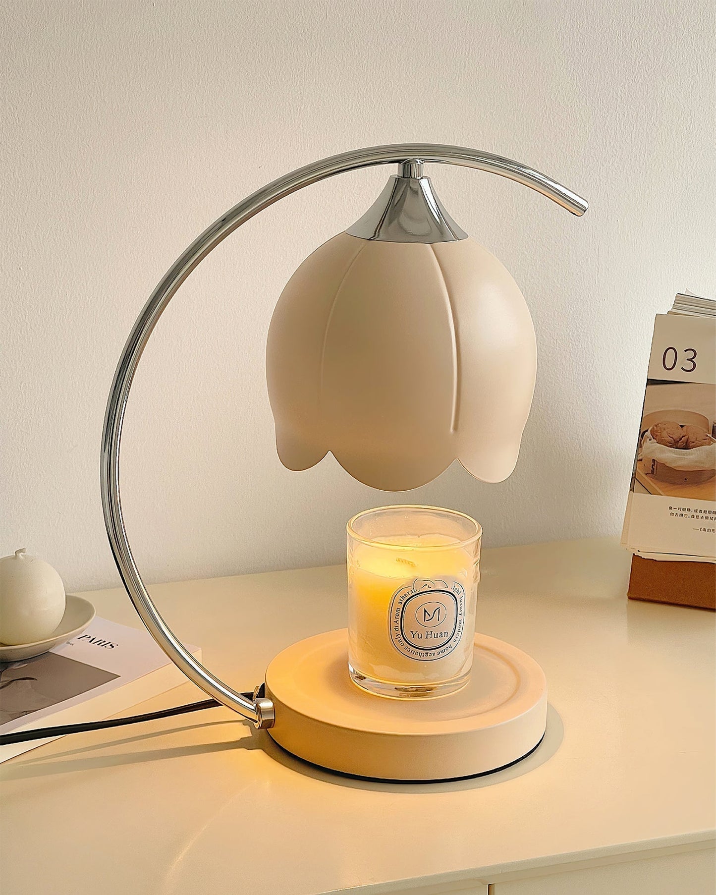 Tafellamp met bloemvormige kap en geïntegreerde wax-melt functie