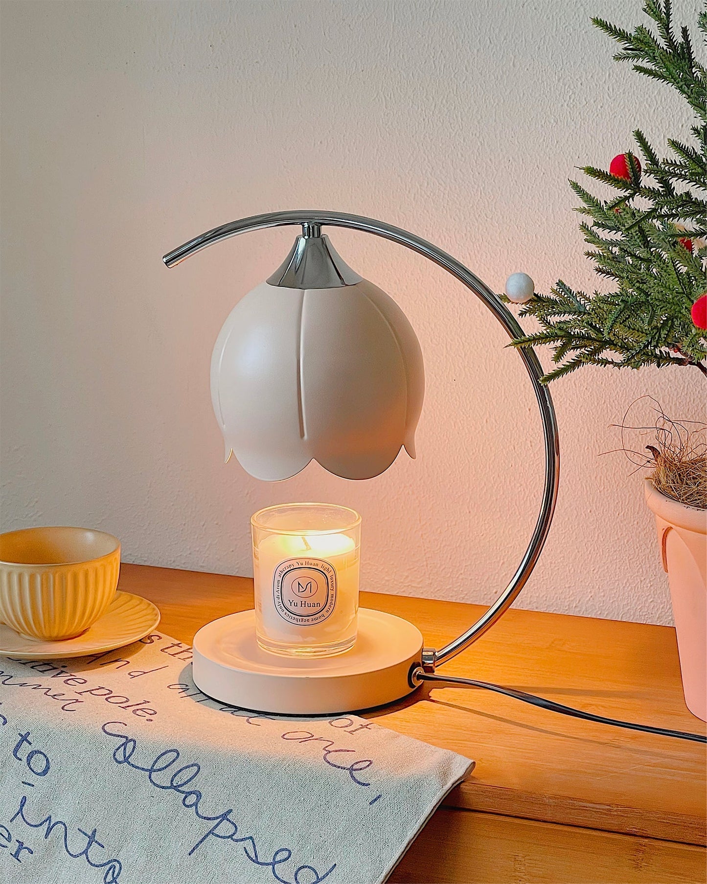 Tafellamp met bloemvormige kap en geïntegreerde wax-melt functie