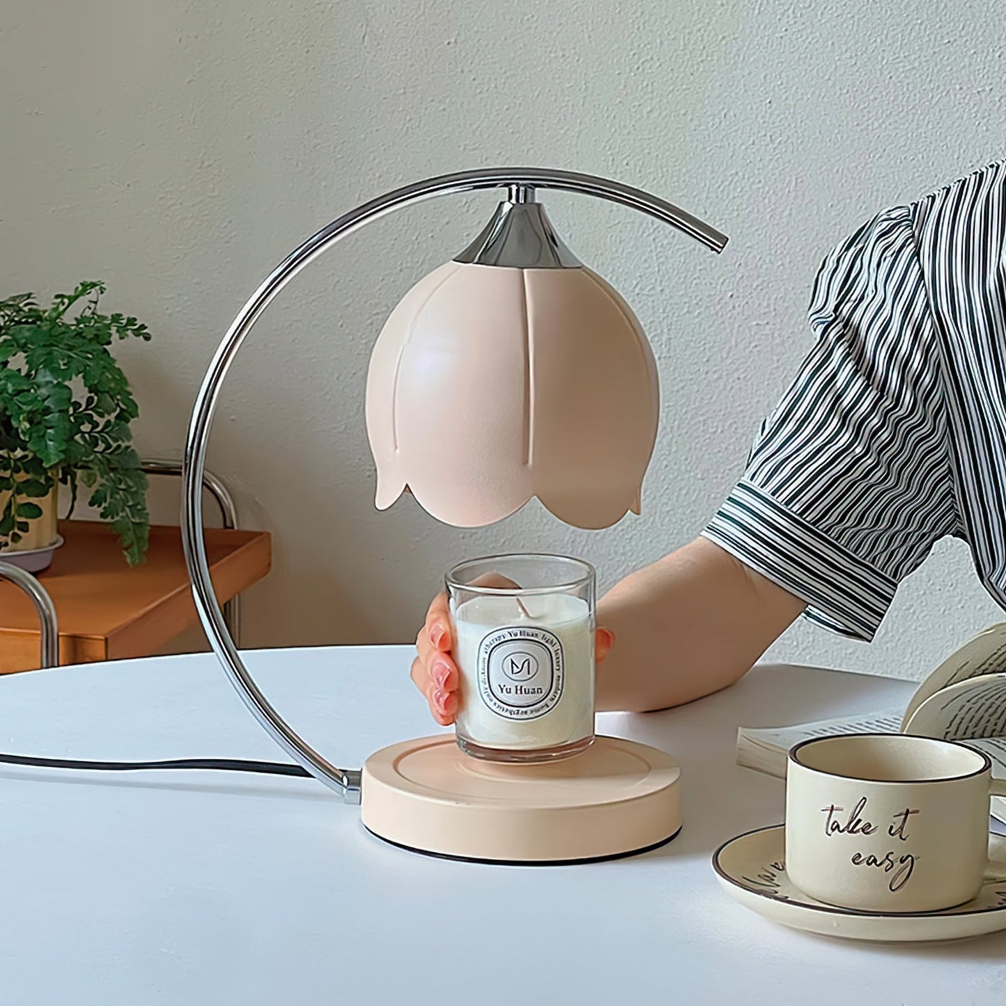 Tafellamp met bloemvormige kap en geïntegreerde wax-melt functie