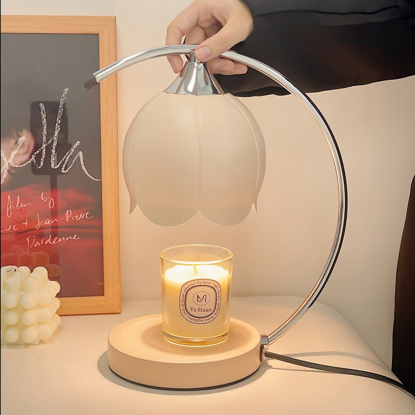 Tafellamp met bloemvormige kap en geïntegreerde wax-melt functie