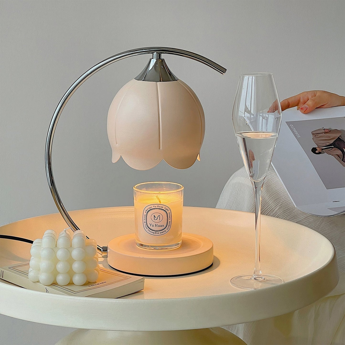Tafellamp met bloemvormige kap en geïntegreerde wax-melt functie