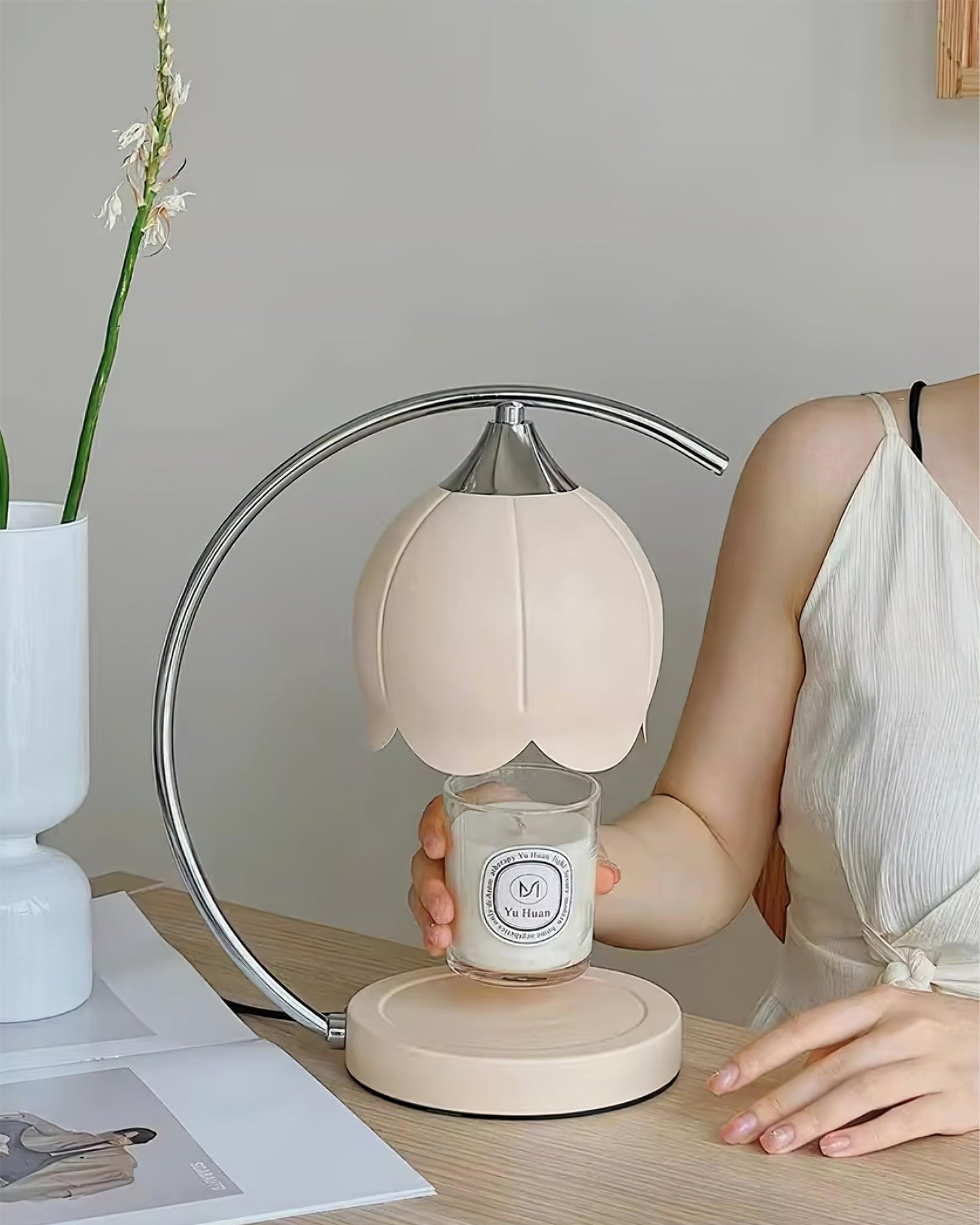 Tafellamp met bloemvormige kap en geïntegreerde wax-melt functie