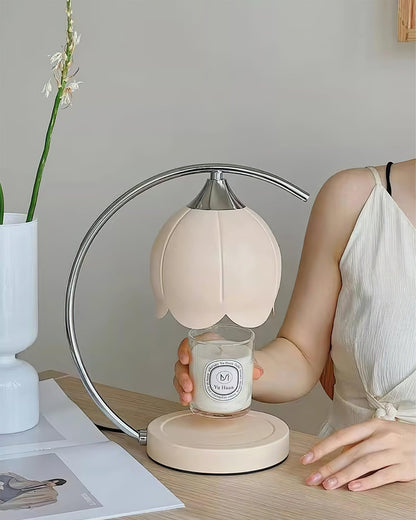 Tafellamp met bloemvormige kap en geïntegreerde wax-melt functie