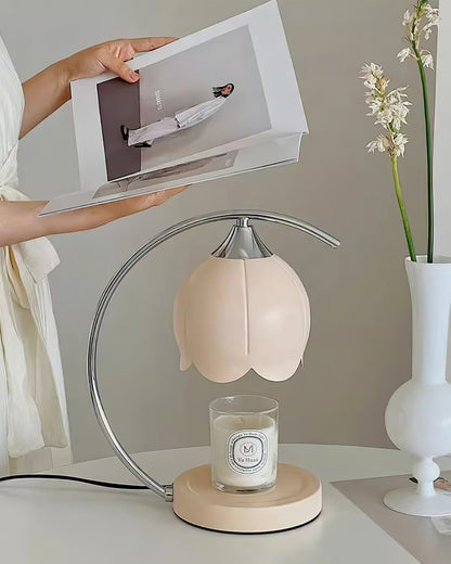 Tafellamp met bloemvormige kap en geïntegreerde wax-melt functie