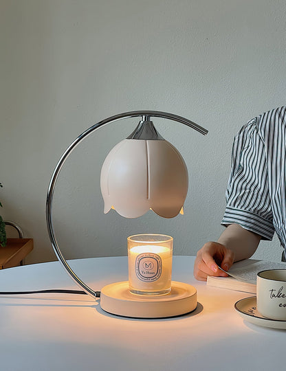 Tafellamp met bloemvormige kap en geïntegreerde wax-melt functie