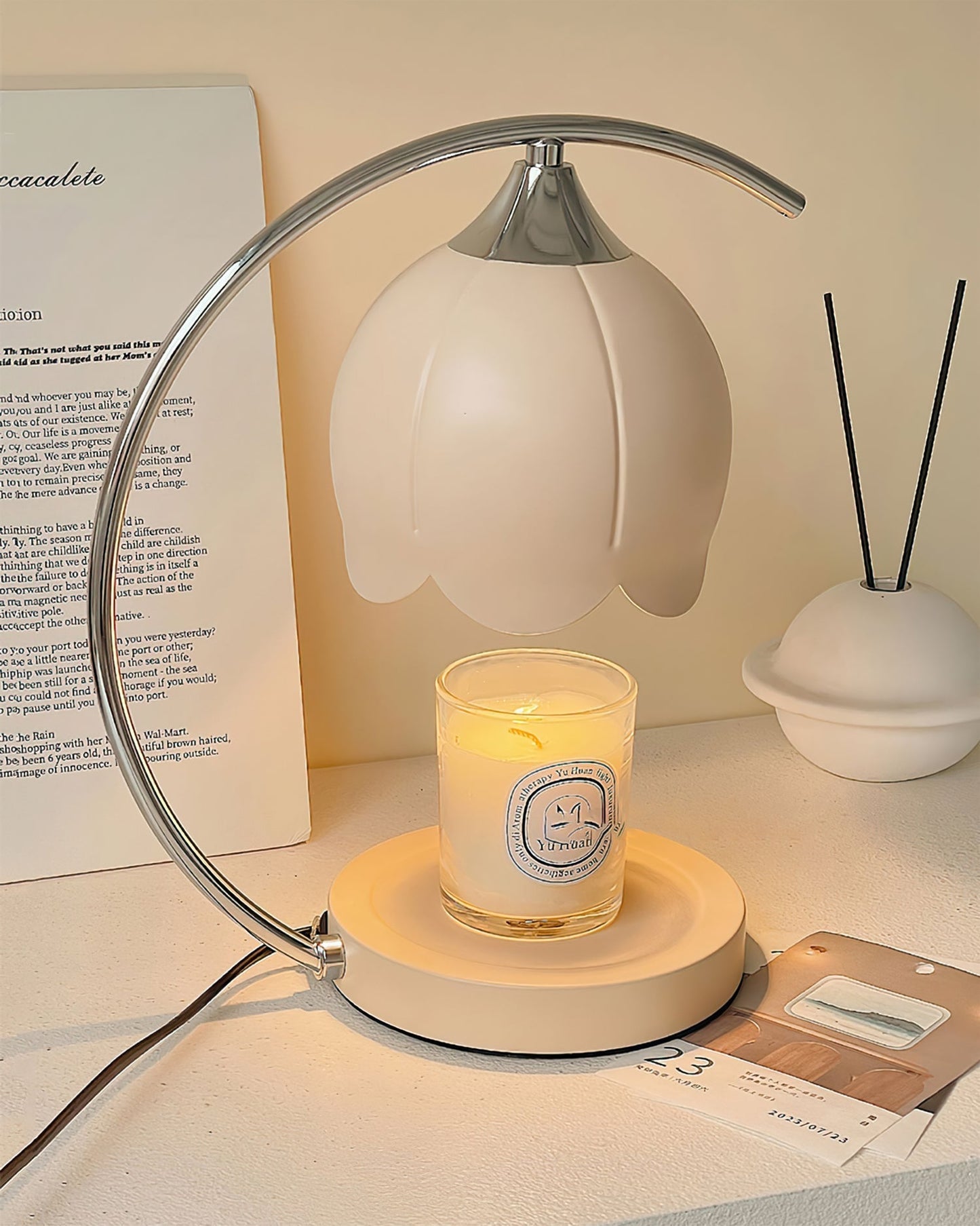 Tafellamp met bloemvormige kap en geïntegreerde wax-melt functie