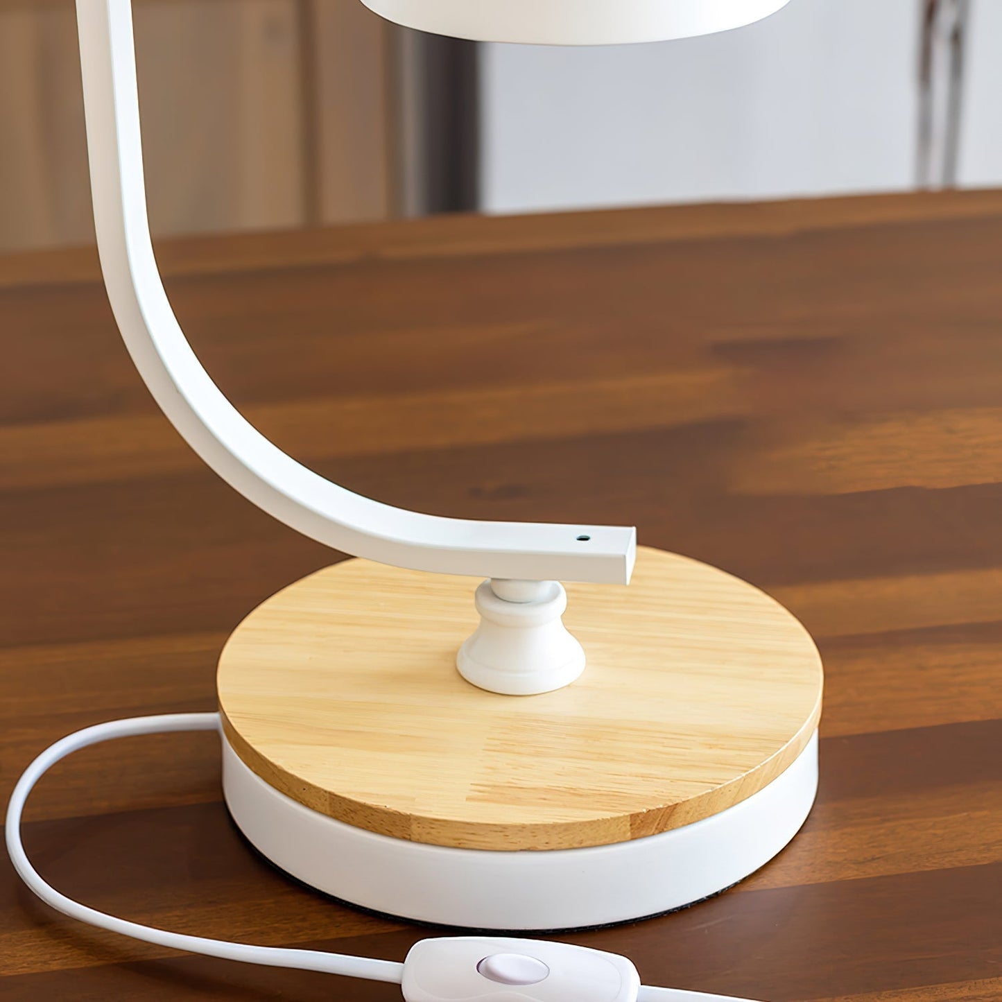 Bureaulamp met Houten Voet, Metalen Frame en Vogelaccent