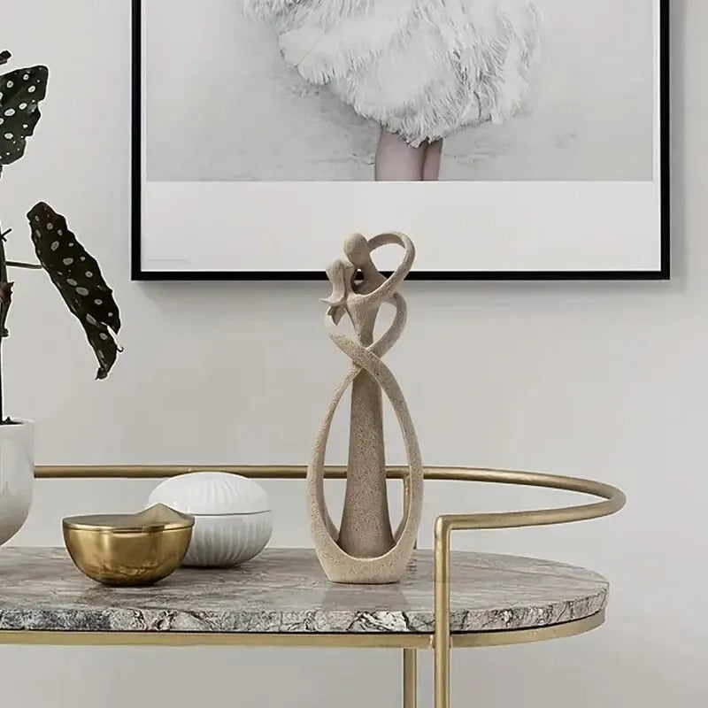 Sculptuur van Twee Figuren in Omhelzing – Hars Beeld voor Interieurdecoratie
