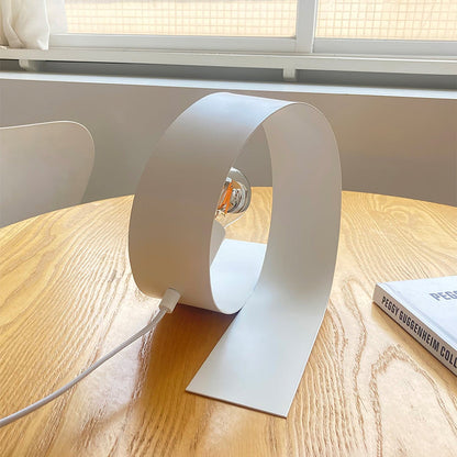 Witte metalen tafellamp met minimalistisch design en drukknopschakelaar