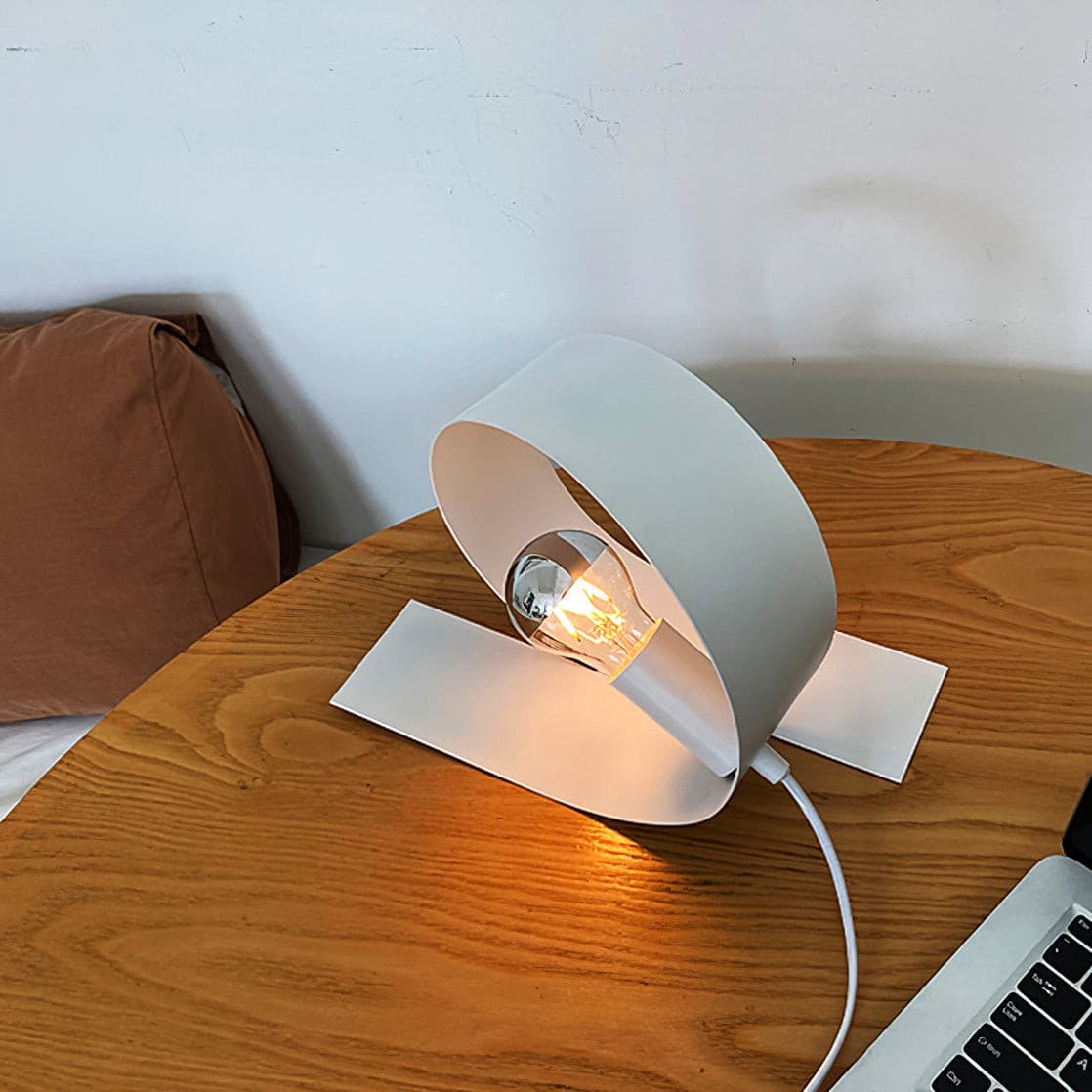 Witte metalen tafellamp met minimalistisch design en drukknopschakelaar
