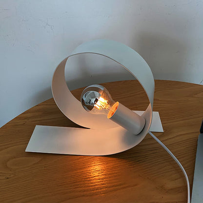 Witte metalen tafellamp met minimalistisch design en drukknopschakelaar