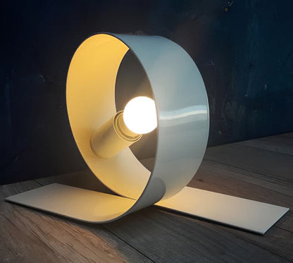 Witte metalen tafellamp met minimalistisch design en drukknopschakelaar