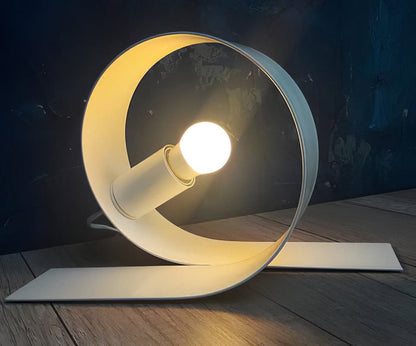 Witte metalen tafellamp met minimalistisch design en drukknopschakelaar