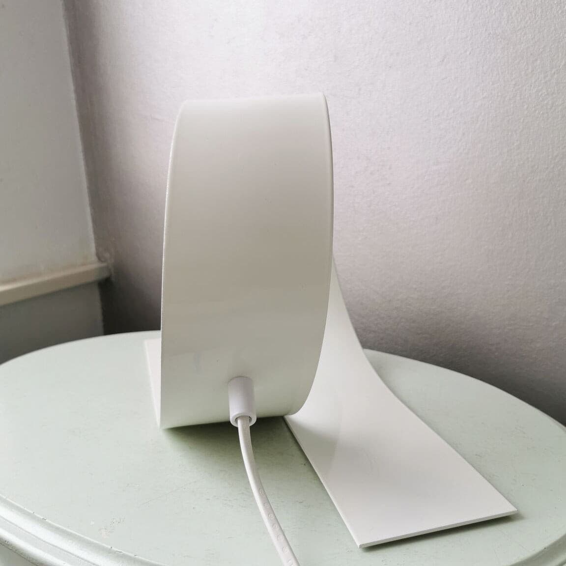 Witte metalen tafellamp met minimalistisch design en drukknopschakelaar