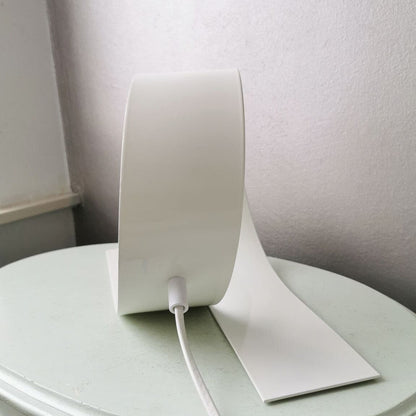 Witte metalen tafellamp met minimalistisch design en drukknopschakelaar