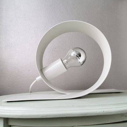 Witte metalen tafellamp met minimalistisch design en drukknopschakelaar