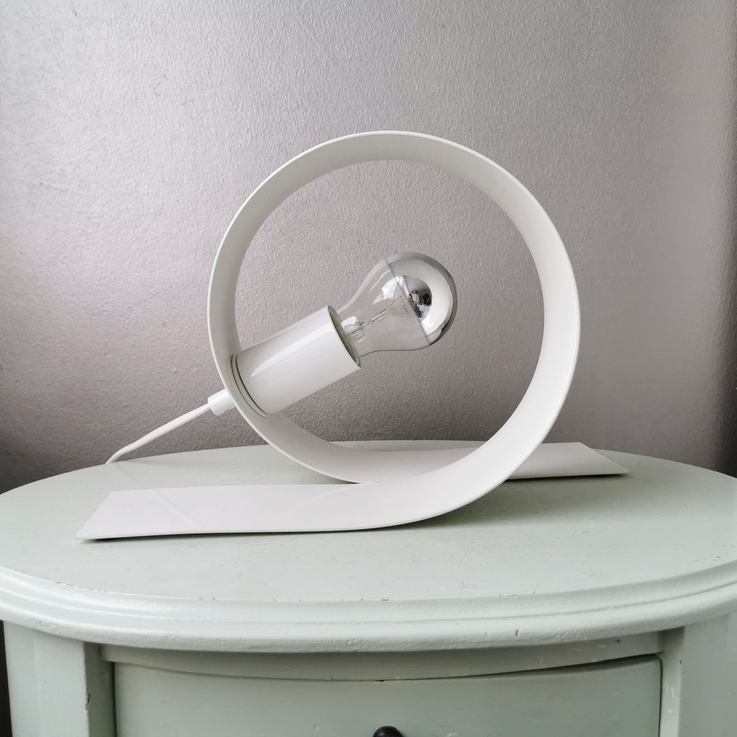 Witte metalen tafellamp met minimalistisch design en drukknopschakelaar