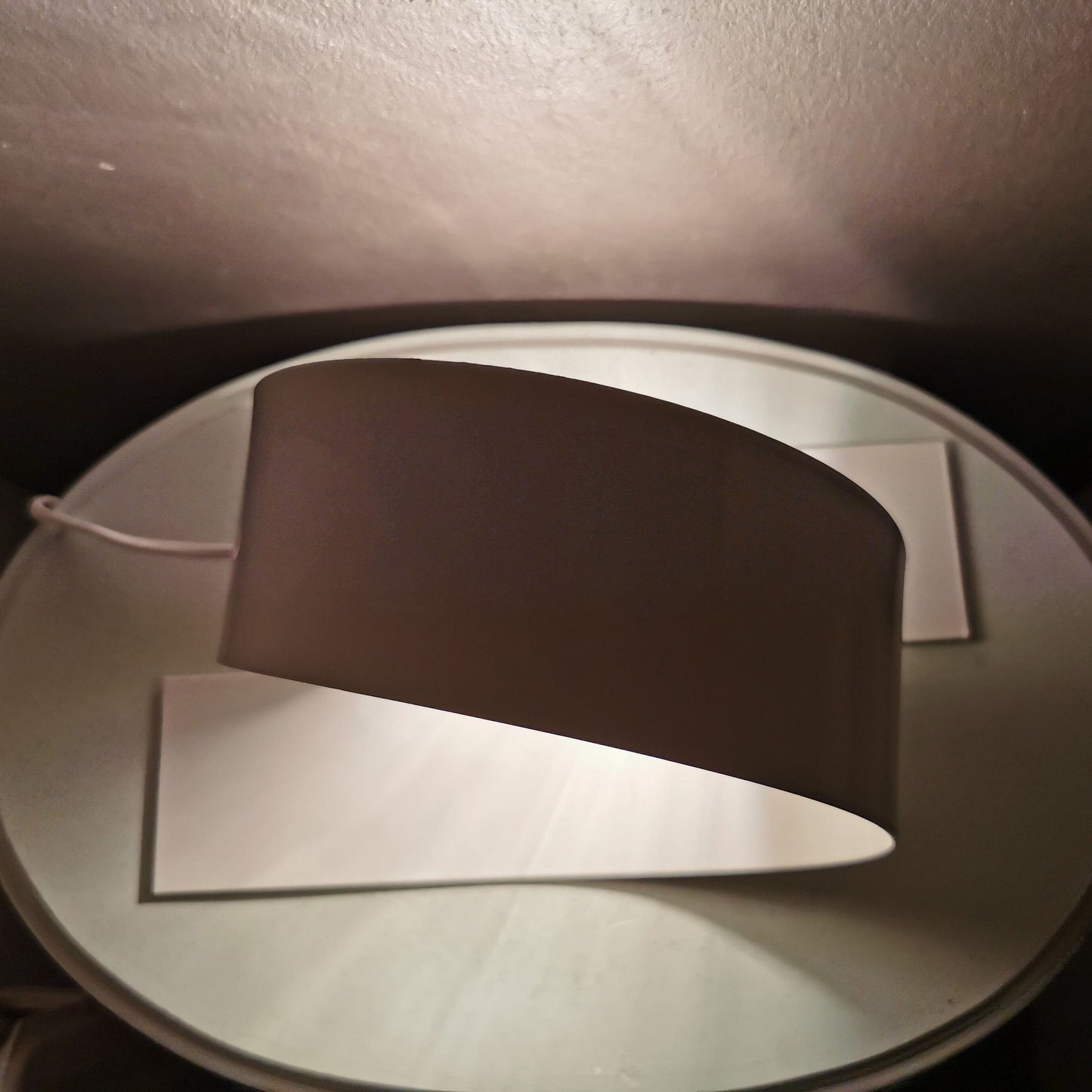 Witte metalen tafellamp met minimalistisch design en drukknopschakelaar