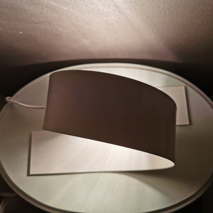 Witte metalen tafellamp met minimalistisch design en drukknopschakelaar