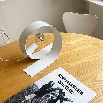 Witte metalen tafellamp met minimalistisch design en drukknopschakelaar